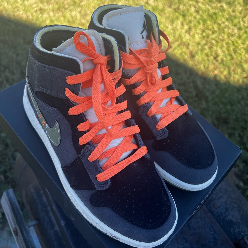 Jordan 1 MID SE CRAFT SIZE 4 big kids with original box. NEW!!! smoke free home.